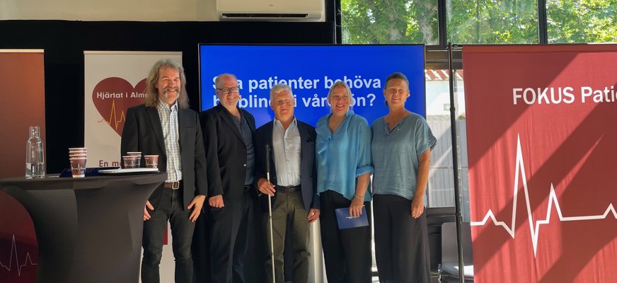 SRF:s ordförande Niklas Mattsson och utredaren Fredrik Stockhaus tillsammans med Tomas Gustavsson (S), Region Jönköpings län, Jenny Forsblom (KD), Region Gävleborg, och Camilla Friberg (S), Region Norrbotten.
