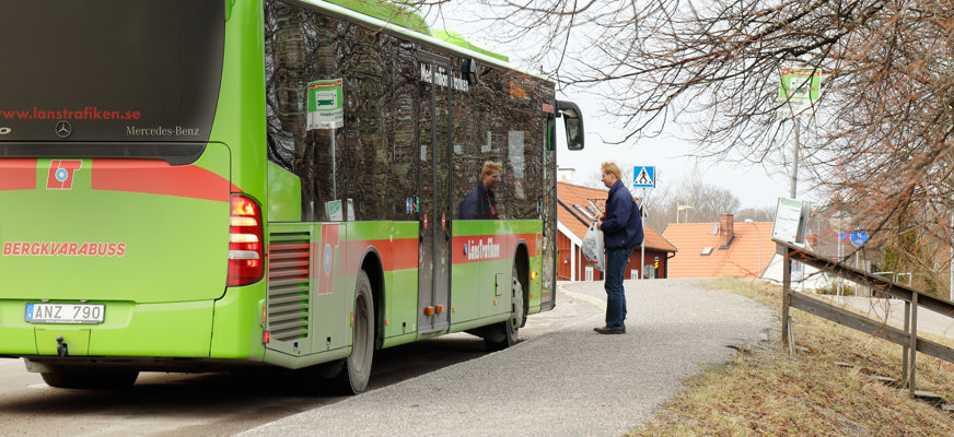 Buss som hämtar upp en person