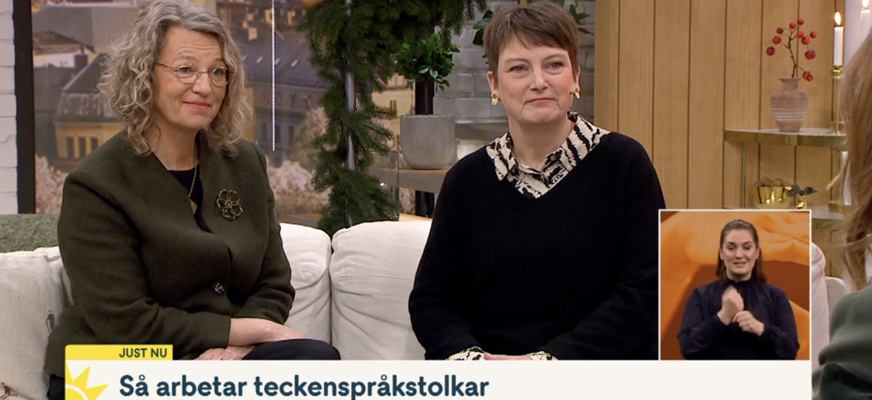 Bild från TV4 Play. Katarina Mårtensson och Mia Parsmo sitter i en vit soffa. Katarina till vänster bär en mörkgrön kavaj och Mia en svart tröja där den vitsvarta skjortkragen sticker upp.