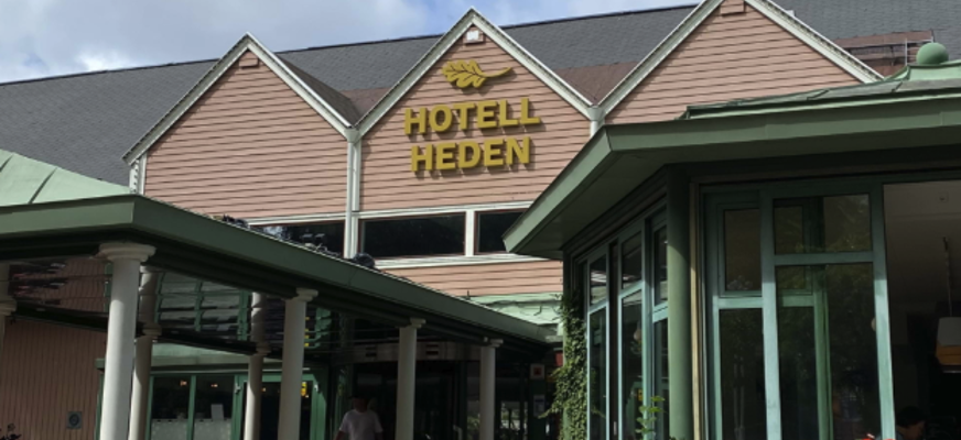 Bilden visar entrén till Hotell Heden
