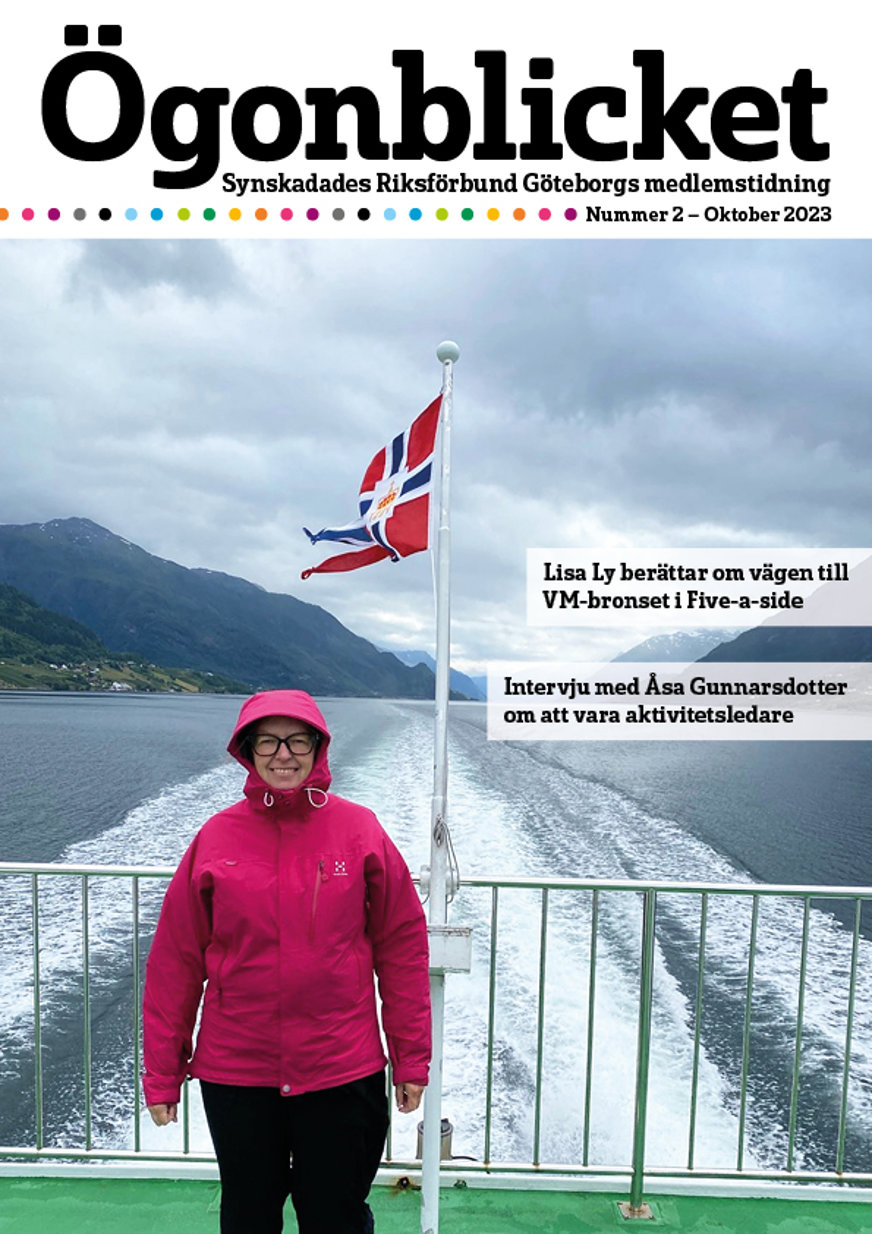 Åsa Gunnarsdotter i aktern på båten. Bakom henne vajar Norges flagga och bergen reser sig mot en dramatisk himmel.