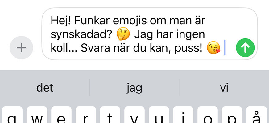 Skärmdump på SMS-konversation. "Hej! Funkar emojis om man är synskadad?" Emoji funderande gubbe med hand på hakan. "Jag har inte koll... Svara när du kan, puss!" Emoji gubbe som blåser hjärta/kärlek.