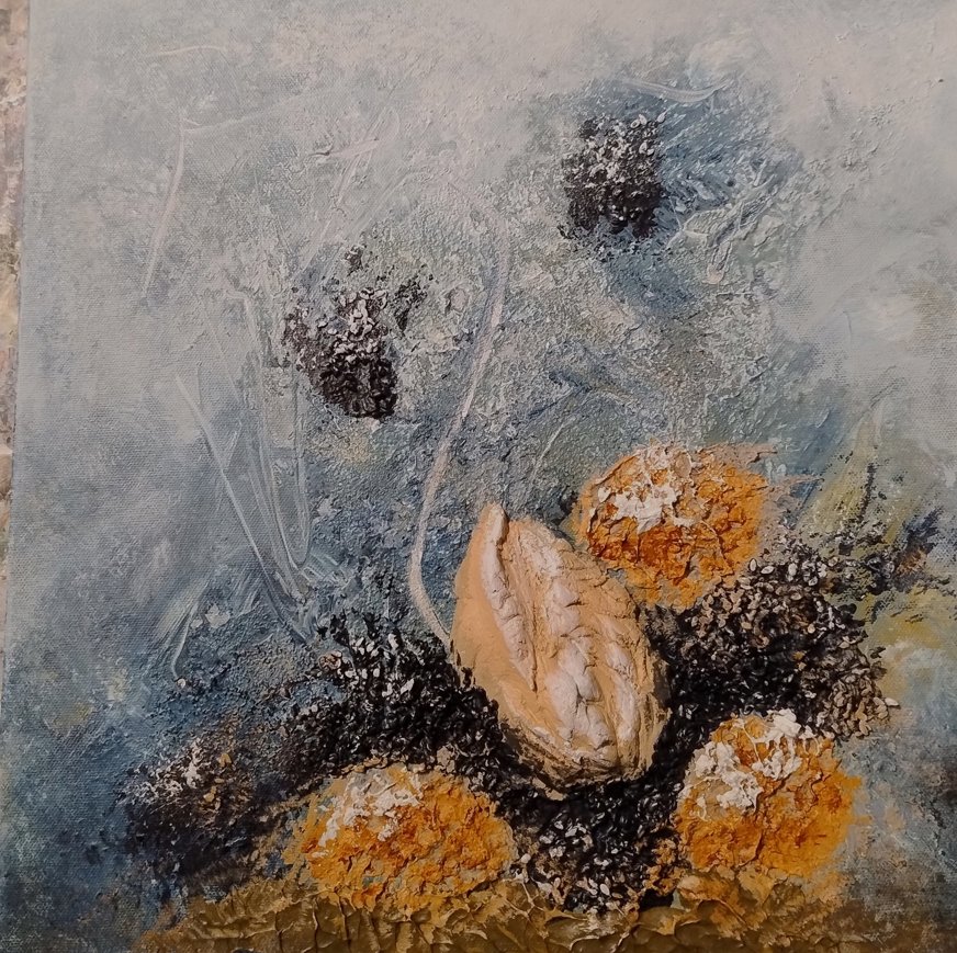 Målningen är en texturrik komposition som förenar abstrakta och organiska former. I centrum finns ett objekt som liknar en snäcka eller frökapsel, omgivet av kluster av runda, upphöjda former som påminner om blommor eller koraller. Färgpaletten består av blått, grått, orange, vitt och brunt, vilket skapar kontrast mellan bakgrund och förgrund. Ytan är kraftigt bearbetad med tjocka penseldrag och eventuellt blandteknik, vilket ger ett tredimensionellt och taktilt uttryck. Helheten förmedlar en känsla av naturens mångfald och rörelse, där struktur och färg samspelar i ett levande flöde.