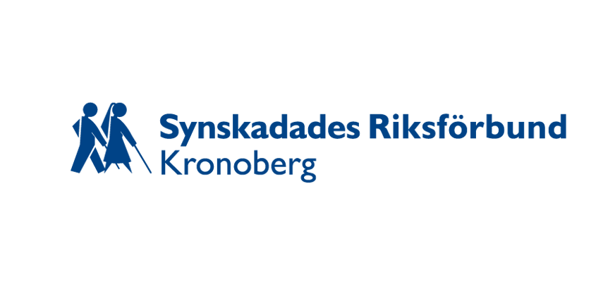 Logotyp för SRF Kronoberg, en kvinna och en man går åt höger med vit käpp. Höger om dem står skrivet Synskadades riksförbund och under det står det Kronoberg.