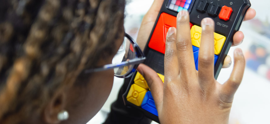 Taktil övning, flicka med glasögon