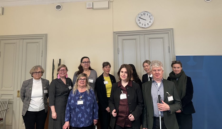 Niklas Mattsson och Belmina Koca syns på främre raden. Medverkade på mötet gjorde också Maria Nilsson, som är statssekreterare hos högskoleminister Lotta Edholm, och Karin Svanborg-Sjövall, statssekreterare hos kulturminister Parisa Liljestrand. Övriga mötesdeltagare på bilden är Inger Rålenius och Helene Kindstedt från Dyslexiförbundet, Silvia Ernhagen, Jenny Nilsson och Josefine Hellroth Larsson från Svensk biblioteksförening, och Kadria Alizadeh och Fabian Klein från US.