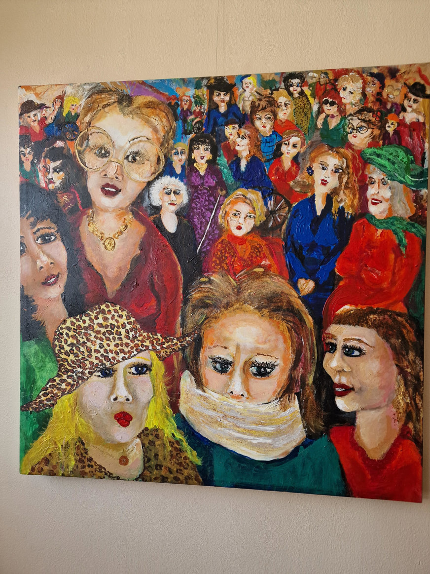 **Syntolkning (max 1000 tecken):**  Ett uttrycksfullt och färgstarkt målat konstverk som visar en stor grupp människor, främst kvinnor, med överdrivna ansiktsdrag och varierande klädstilar. Figurerna är tätt packade, både i förgrund och bakgrund, vilket skapar djup och rörelse. En kvinna i leopardmönstrad hatt och kappa står i fokus, en annan har en halsduk över munnen, och ytterligare en bär stora glasögon. Kläderna är livliga och eklektiska med mönster, smycken och hattar. Målningen använder djärva färger och texturerade penseldrag, vilket ger ett surrealistiskt och energifyllt uttryck. Den förmedlar starka känslor och personlighet genom de varierade ansiktena och intensiva blickarna.