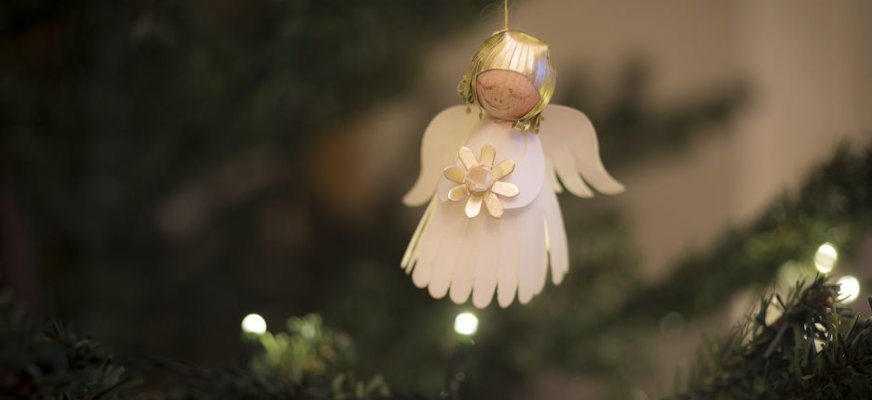 Bilden visar en diffus gran och i den hänger en ängel
