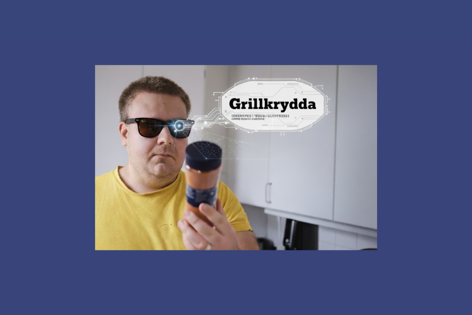 En man i gul t-shirt och svarta solglasögon står i ett kök, han håller i en kryddburk. På hans högra sida finns en text inuti en tankeruta, med texten Grillkrydda. Den ska symbolisera att en demonstration av en digital identifiering av burken sker.