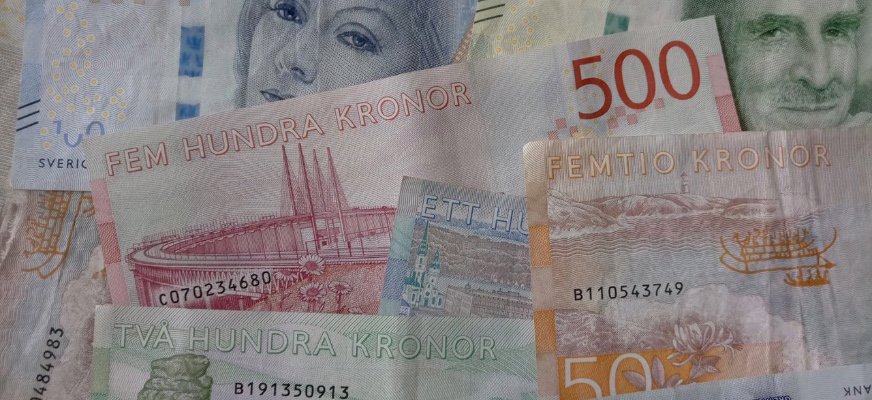 Svenska sedlar ligger i en hög huller om buller. 