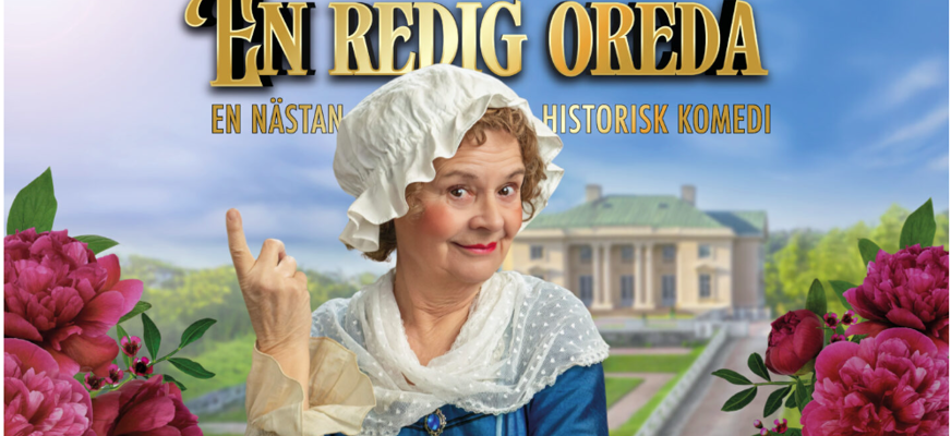 En äldre kvinna klädd i historiska kläder, inklusive vit hätta och blå klänning, står leende med ett upphöjt finger framför ett herrgårdsliknande hus. Texten "En redig oreda – En nästan historisk komedi" står ovanför henne. Bilden ramas in av stora röda blommor och gröna blad.