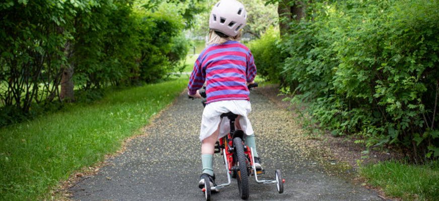 Barn på trehjuling