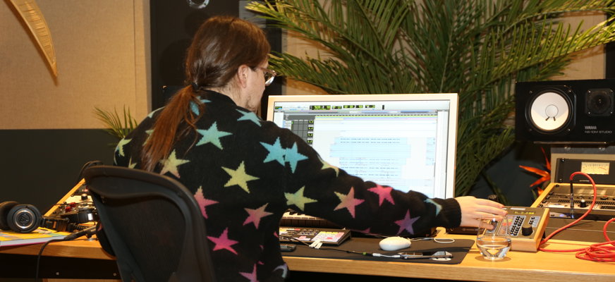 Man i musikstudio