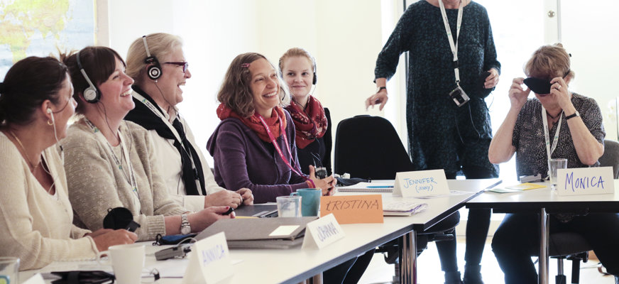 En grupp människor som har möte i en föreningslokal.