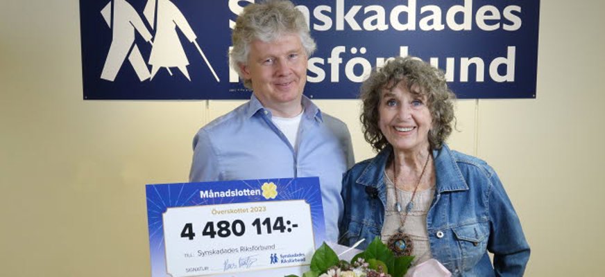 Niklas Mattson och Siw Malmqvist, håller i månadslott