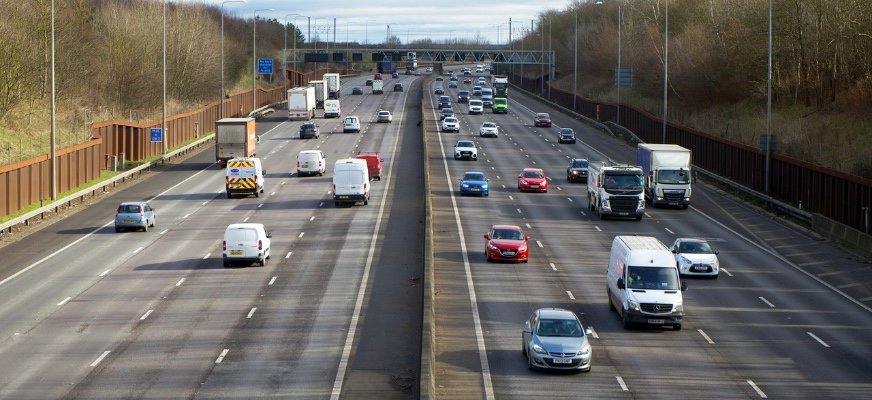 En trafikerad motorväg med två körfält. Det är en exempelbild och vägen har inte med just E12 att göra.