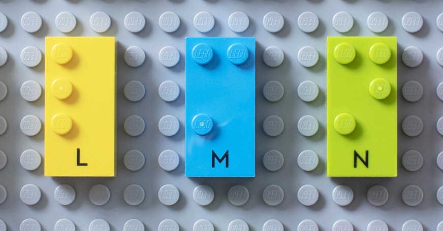Lego med punktskriftsbokstäver
