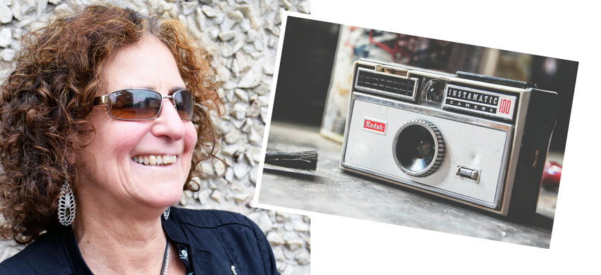 Ett kollage av Denise och en Instamatic-kamera. Denise har rött lockigt hår. Hon ler och bär solglasögon.