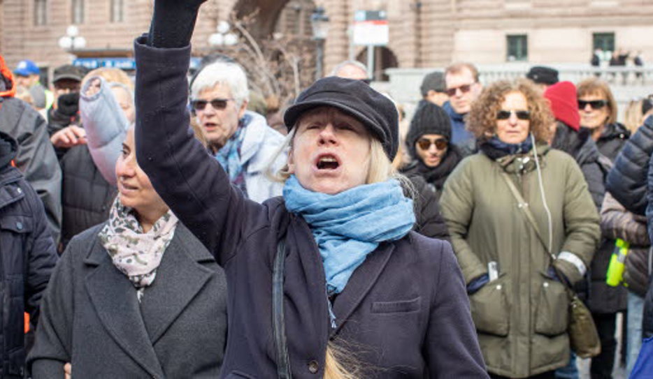 Skrikande kvinna i folksamling