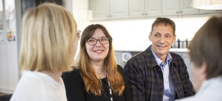 Leende personer runt bord