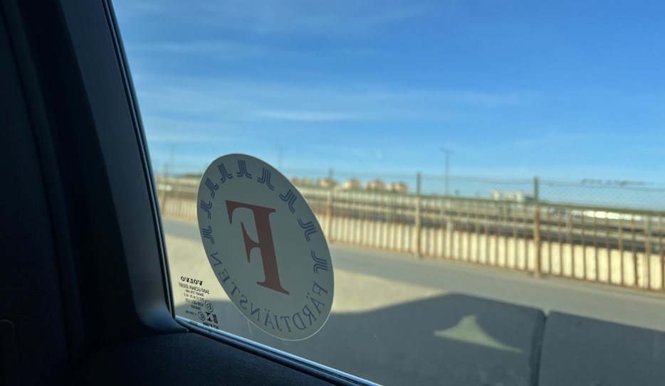 Färdtjänstklistermärke på bilruta