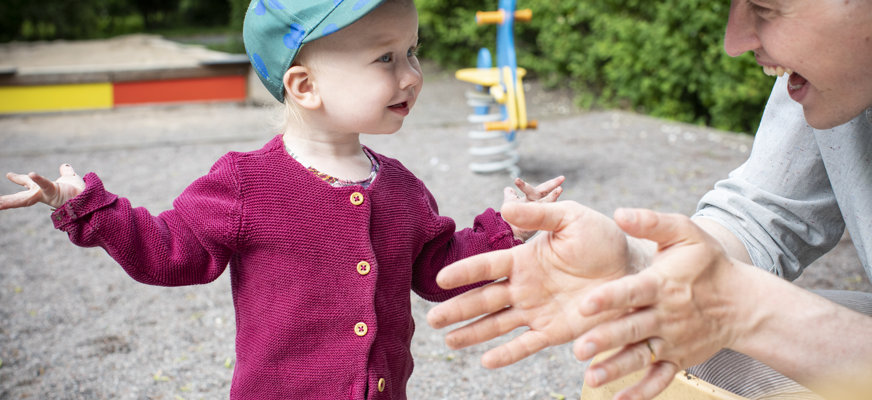 Barn gör "jag vet inte"-tecken i lekpark