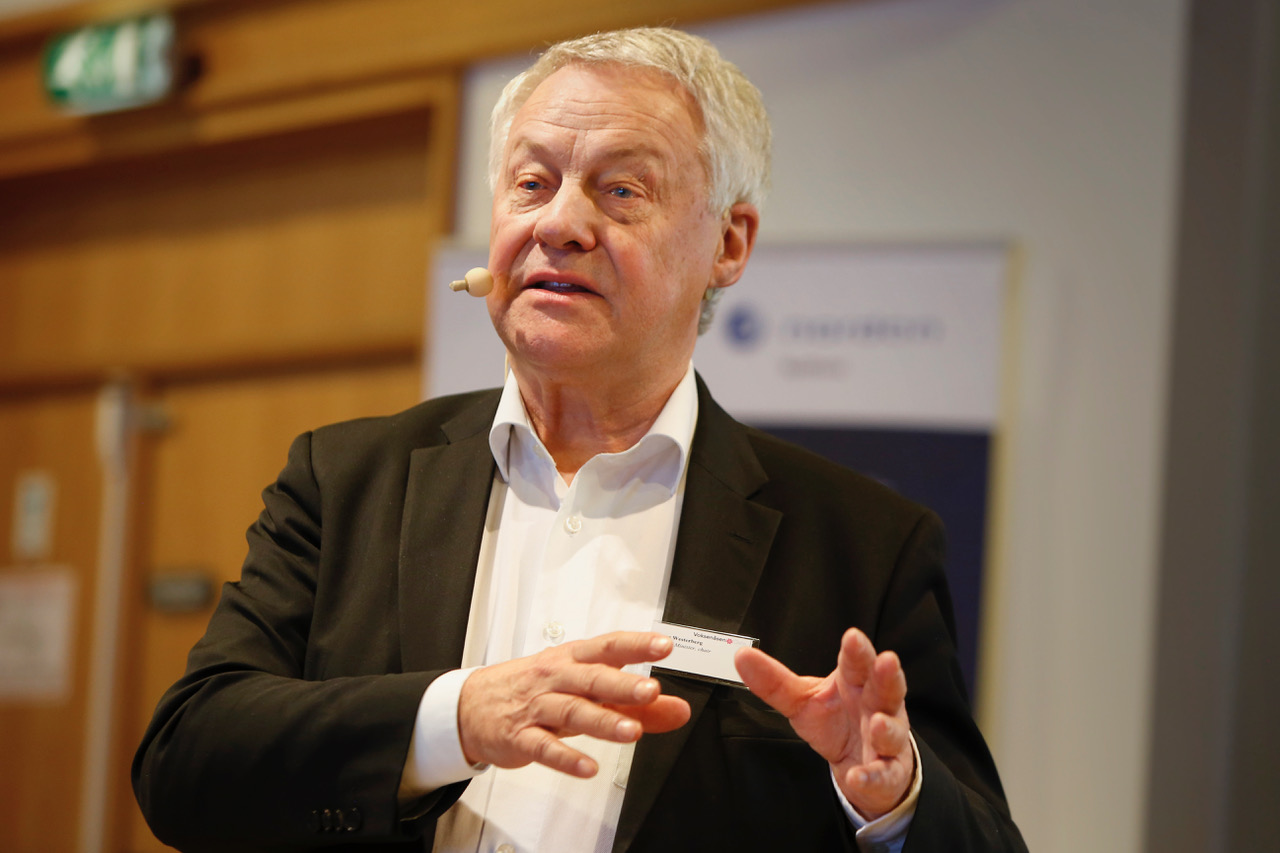 Bengt Westerberg har grått hår och bär vit skjorta och svart kavaj. Han gestikulerar med händerna.