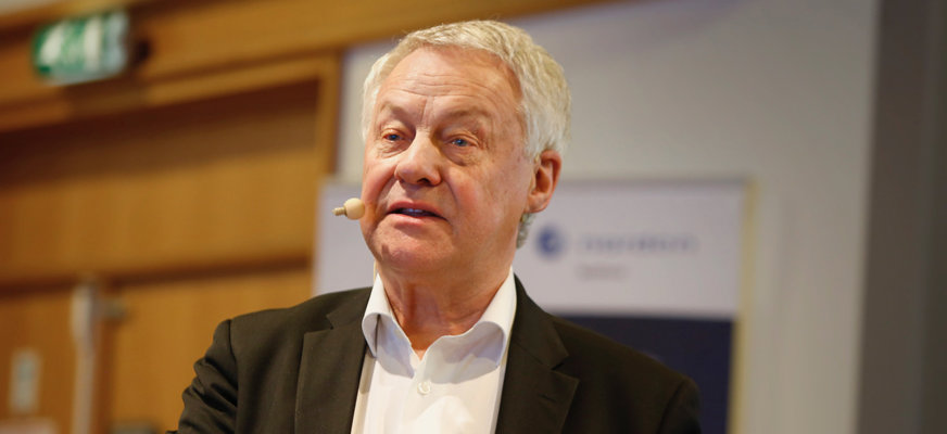 Bengt Westerberg har grått hår och bär vit skjorta och svart kavaj. Han gestikulerar med händerna.