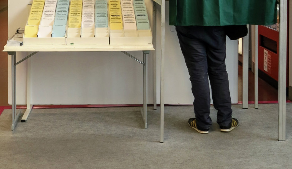 Vallokal, valsedlar och person i valbås