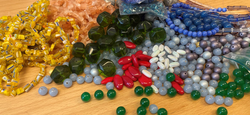 Pärlor i alla möjliga material och färger. Gula millefiori, jadepärlor och gröna, blå och lila glaspärlor.