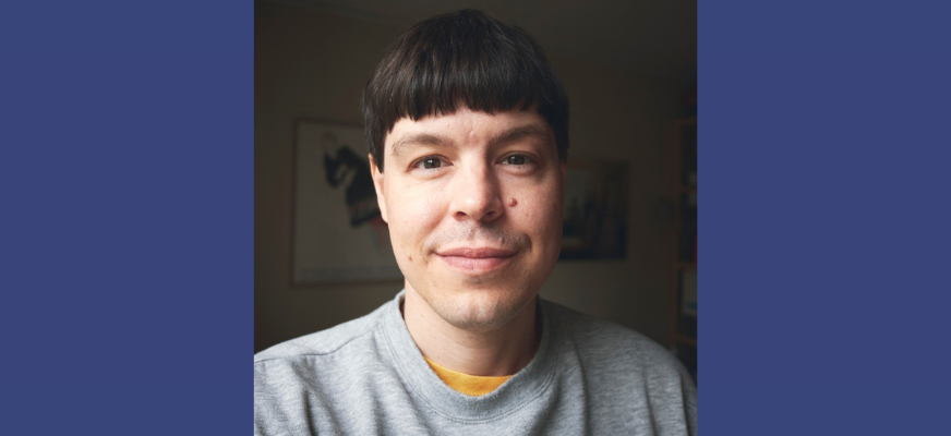 Mörkhårige reportern Marcus Morey-Halldin tittar leende rakt in i kameran.  
