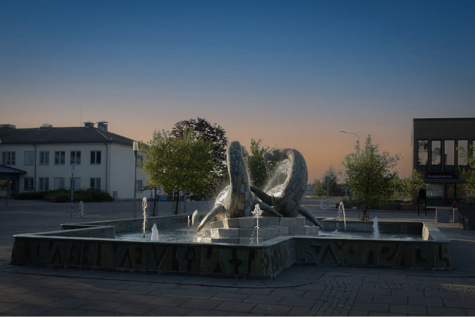En skulptur med havsdrakar på torget i Bromölla.