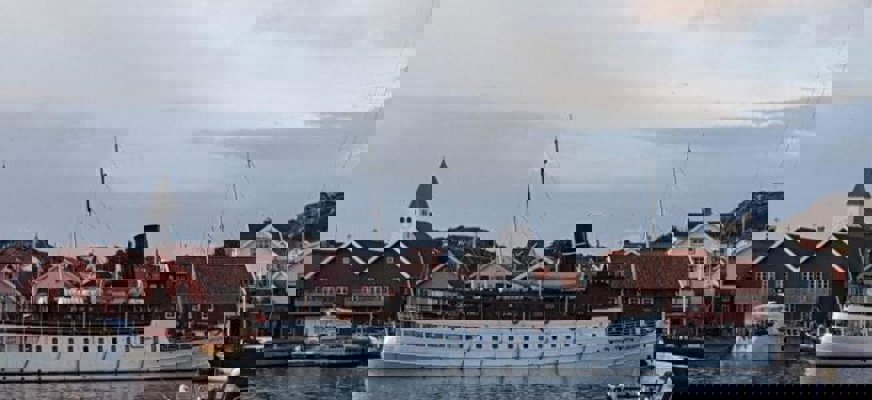 Bild på Ångaren S/S Bohuslän som ligger i hamn i Skärhamn, Tjörn