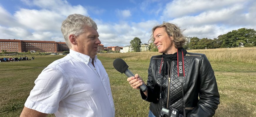 Niklas Mattsson intervjuas av SRF:s podd Synpodden på Gärdet i Stockholm. Redaktör Monica Walldén är utrustad med mikrofon och kamera.