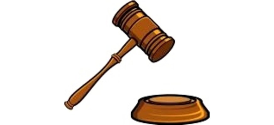 en brun träklubba som hålls i luften ovanför en träpalett