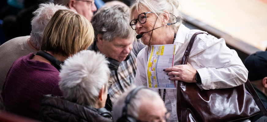 Bild visar SRF Nordöstra Skånes medlemmar samt syntolk uppe på läktaren
