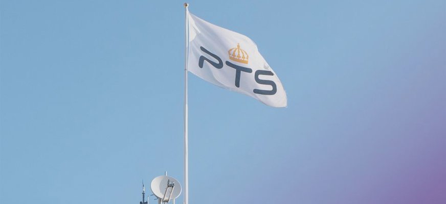 Flagga med Post- och telestyrelsens logga mot en bli himmel.