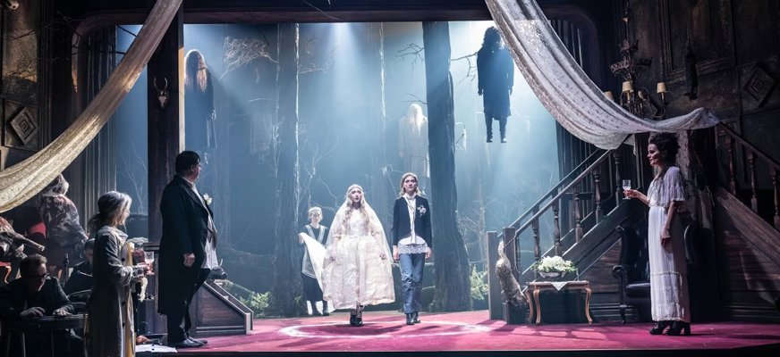 Bilden visar en scen för föreställningen. Scenen ser ut att visa en förlovning