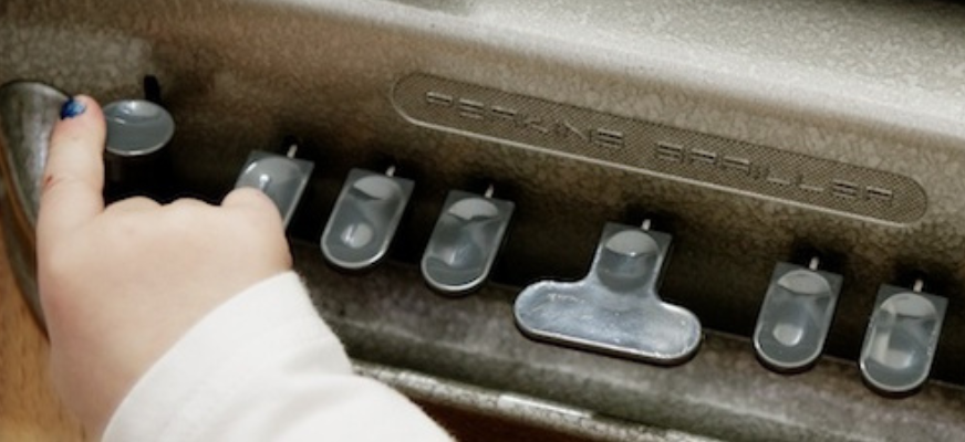 En barn som skriver på punktskrivmaskin