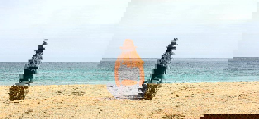 Fasaden på en gul gammal stenbyggnad med en skylt i gjutjärn. Skylten lyder "Maison Louis Braille".