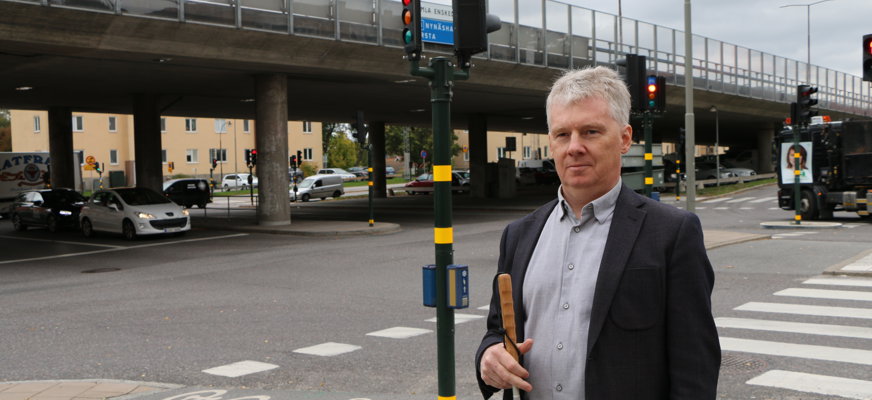 Niklas Mattson med vit käpp står vid ett övergångsställe.