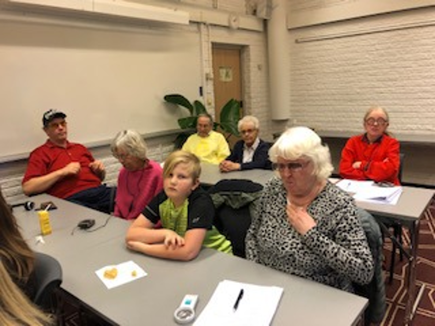 Styrelseledamot Ann-Kristina Andersson, SRF Enköpings ordförande Arne Sundwall och flera andra sitter vid bord och lyssnar på presidiet.