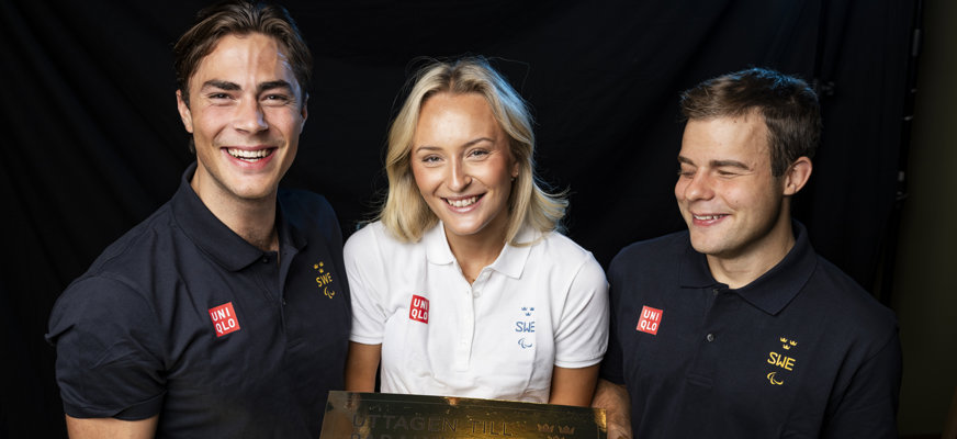 Aaron Lindström, Ebba Årsjö och Zebastian Modin har blivit uttagna till den Svenska truppen i Paralympics Milano Cortina 2026. De poserar framför kameran och ler stort.