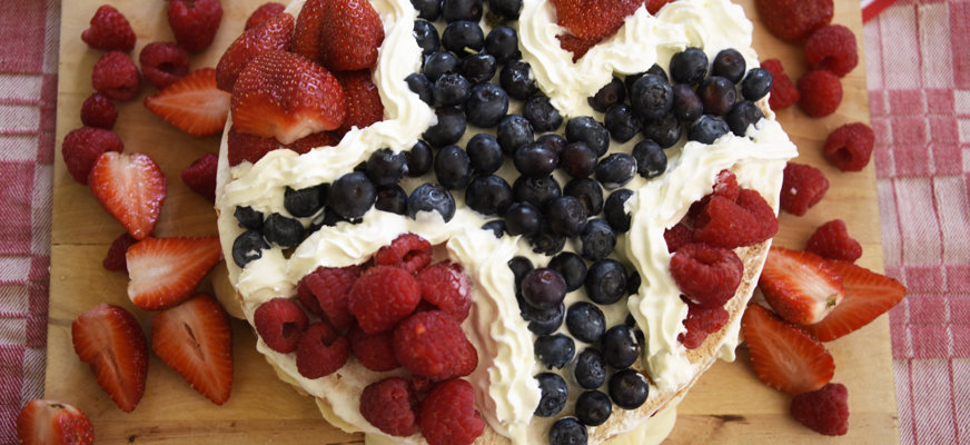 Tårta dekorerad som norska flaggan (med jordgubbar, blåbär och grädde)