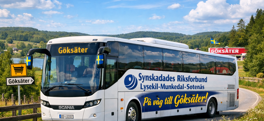 En vit buss med logga för den lokala föreningen. På skyltar står göksäter