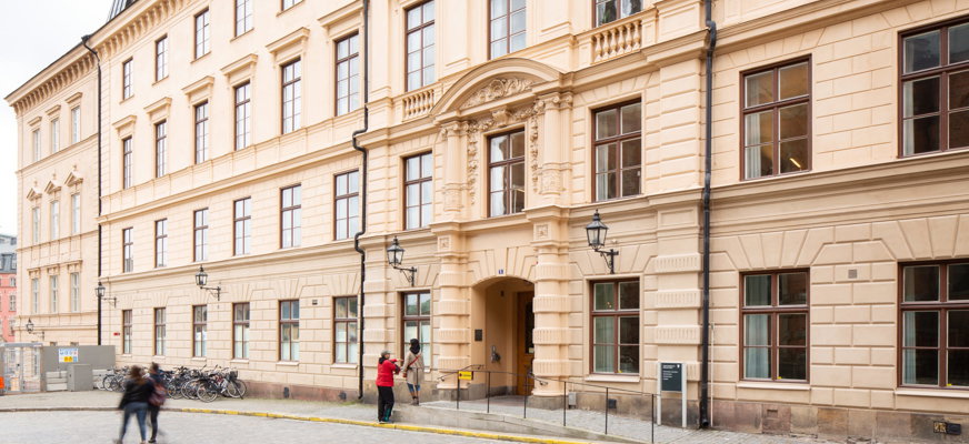 Kammarrätten i Stockholm. En stor ljusgul byggnad i nyklassicistisk stil.