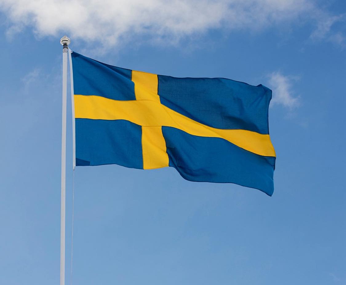 Sveriges flagga mot en blå himmel.