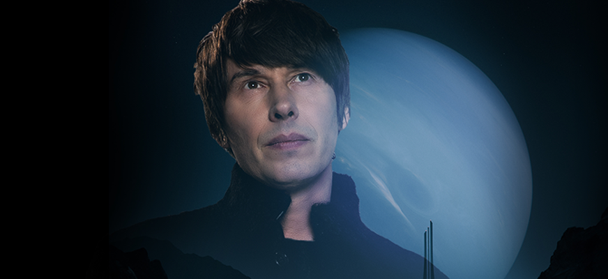 Porträtt av professor Brian Cox mot en futuristisk, kosmisk bakgrund med en stor planet och ett landskap i siluett, som illustrerar föreställningen Emergence.